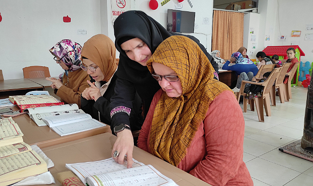 İşitme engelli kadınlar işaret diliyle Kur'an-ı Kerim öğreniyor