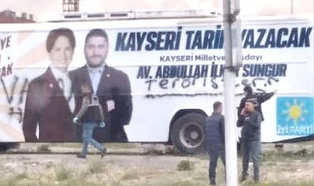 İYİ Parti'nin seçim otobüsüne "Vatan haini teröristler" yazıldı