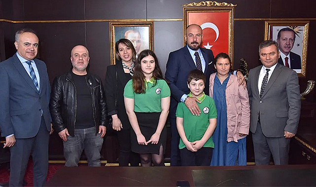 Koltuğunu ortaokul öğrencilerine devretti