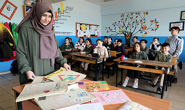 Öğrencilerine matematiği oyunlarla sevdiriyor