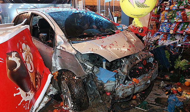 Otomobil bir dükkanın manav reyonuna böyle girdi: 1'i ağır 2 yaralı