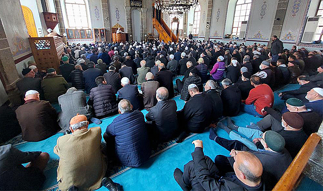 Ramazan’ın son cumasında da camiler doldu taştı