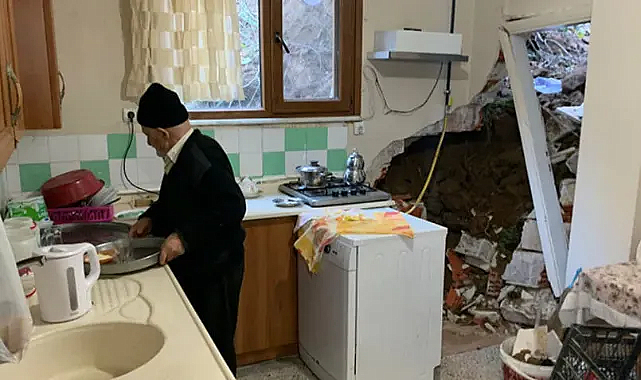 Rize'deki heyelanda toprak ve kayalar mutfak duvarını yıktı