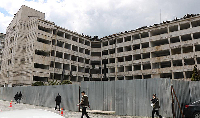 Samsun'da belediye binasının yıkımına başlanıyor