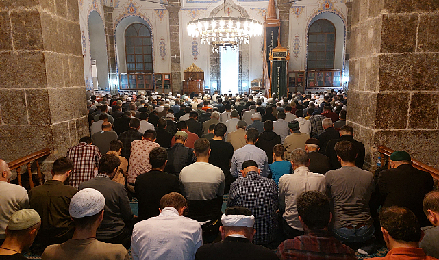 Samsun'da Kadir Gecesi'nde camiler doldu taştı