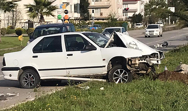 Samsun'da otomobil aydınlatma direğine çarptı: 1 yaralı