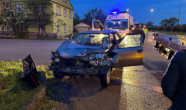 Tırın dorsesine çarpan otomobildeki 2 kişi yaralandı