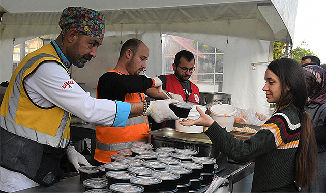 1 milyon kişiye sıcak yemek dağıtıldı