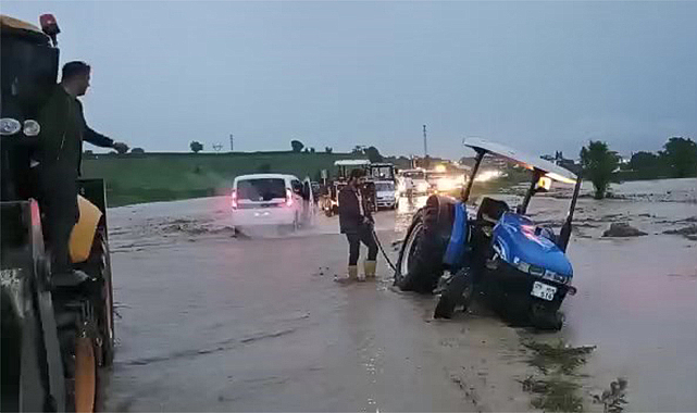 15 dakikalık yağış Vezirköprü’de hayatı felç etti