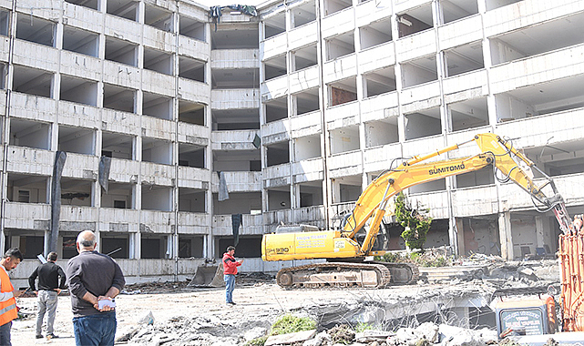 Belediye hizmet binasının yıkımı başladı