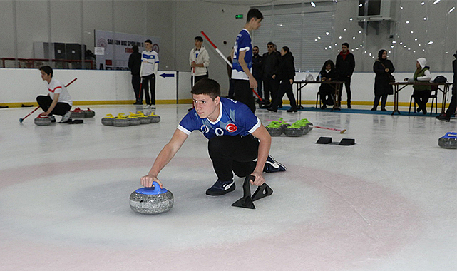 Curling İl Birinciliği devam ediyor