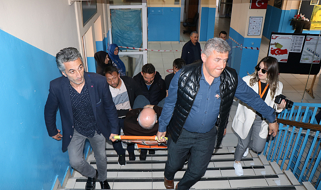 Engelli ve hastalar oy kullanmaya ambulansla geldi