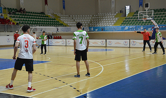 Gençlik merkezleri beyzbolda kapıştı