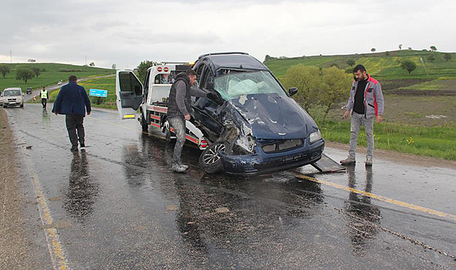 Havza’da otomobil ile ticari araç çarpıştı: 3 yaralı