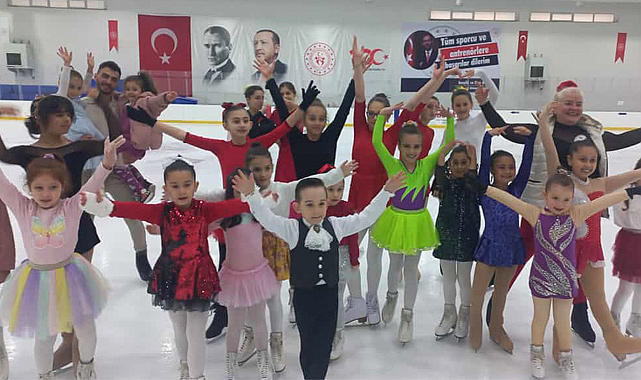 İlkadım Buz Sporları Salonu'nda 19 Mayıs gösterisi