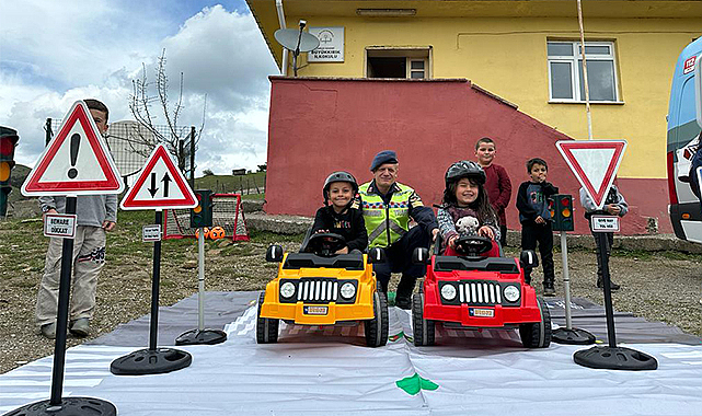 Jandarmadan kırsalda yaşayan öğrencilere trafik eğitimi