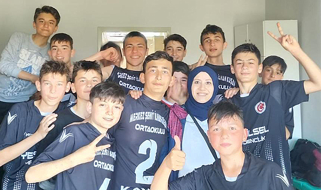 Kadın antrenörün çalıştırdığı erkek futbol takımı şampiyon oldu