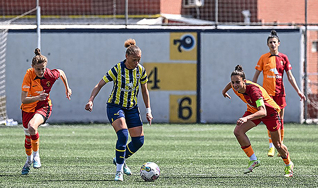 Kadınlar Futbol Ligi’nde Fenerbahçe, Galatasaray’ı 2 golle yıktı
