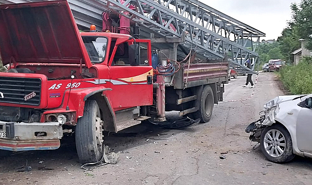 Kamyonla otomobil çarpıştı, 2 kişi yaralandı