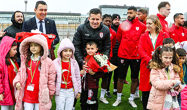 Miniklerden şampiyona çiçek