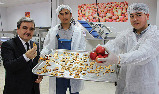 Öğrenciler elma cipsi üretiyor