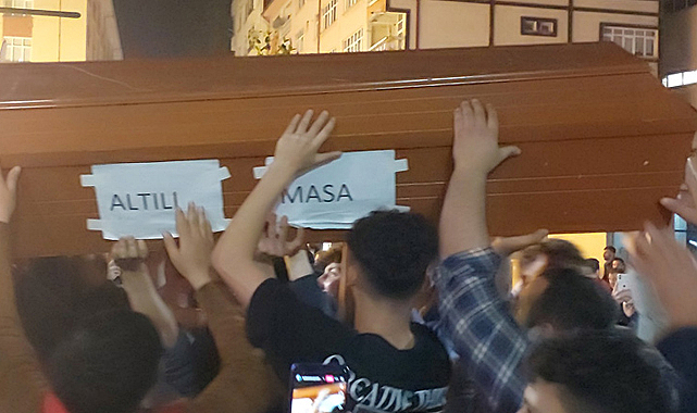 Rize’de seçim sevinci yaşayanların Kemal Kılıçdaroğlu’nun tabutu kaldırması dikkat çekti!