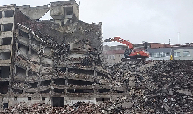 Samsun Büyükşehir hizmet binasının büyük bir kısmı yıkıldı