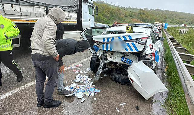 Otomobil park halindeki polis aracına çarptı