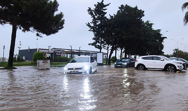 Samsun’da sağanak yağış yolları göle çevirdi