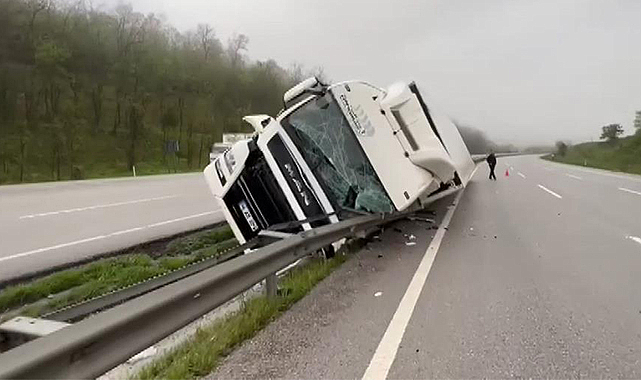 Samsun'da tır devrildi: 2 yaralı