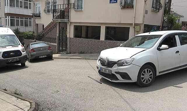 Sokak arasında otomobiller çarpıştı