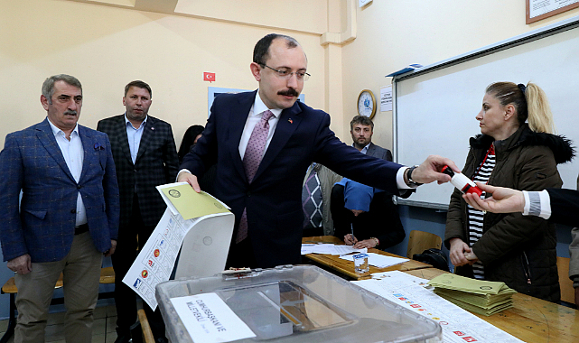Ticaret Bakanı Muş Samsun'da oy kullandı