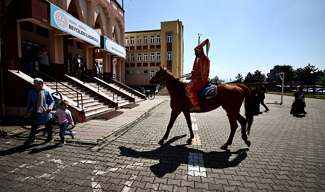 Yeniçeri kıyafeti giyip, atı ile oy kullanmaya gitt