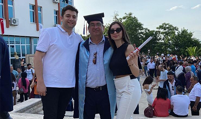 4 yıllık üniversiteyi 2,5 yılda bitirdi, 56 yaşında kep fırlattı