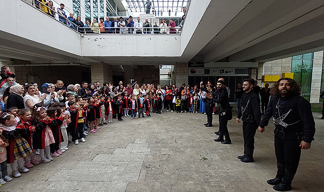 Adliyede miniklerin mezuniyet coşkusu