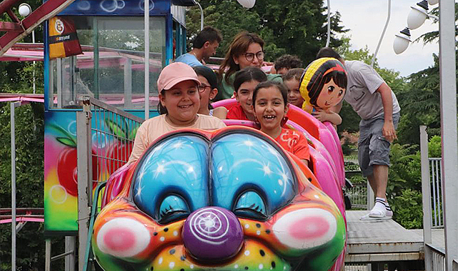 Aileler bayramda lunaparkın yolunu tuttu