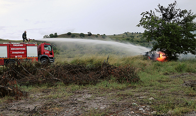 Amasya'da otomobil alev alev yandı
