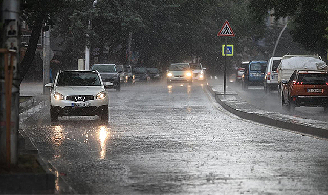 Ankara’da sağanak hayatı olumsuz etkiliyor