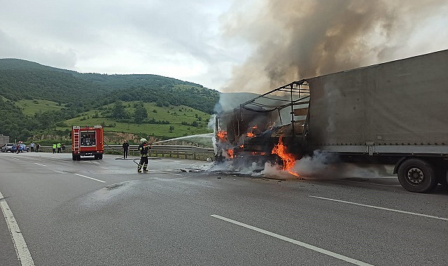 Arpa taşıyan tır Samsun'da alev alev yandı