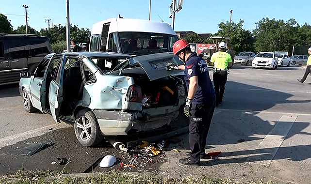 Bafra’da minibüs kavşakta iki araca çarptı: 7 yaralı