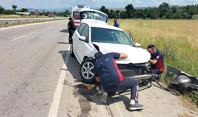 Bariyerlere çarpan araçta bulunan 4 kişi yaralandı