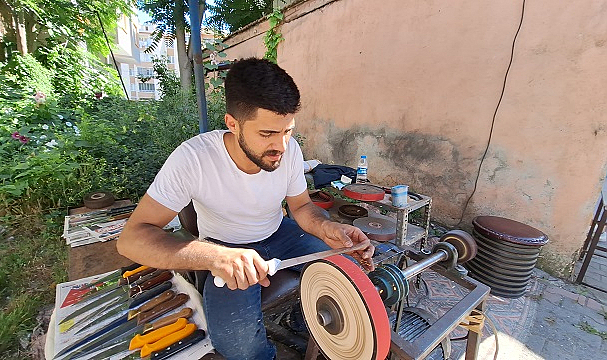 Bıçak bileme yaparak ek gelir elde ediyor