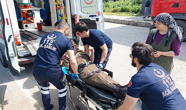 Canik’te minibüs hafif ticari araçla çarpıştı: 3 yaralı