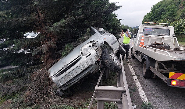 Canik’te yoldan çıkan otomobil bariyere çıktı