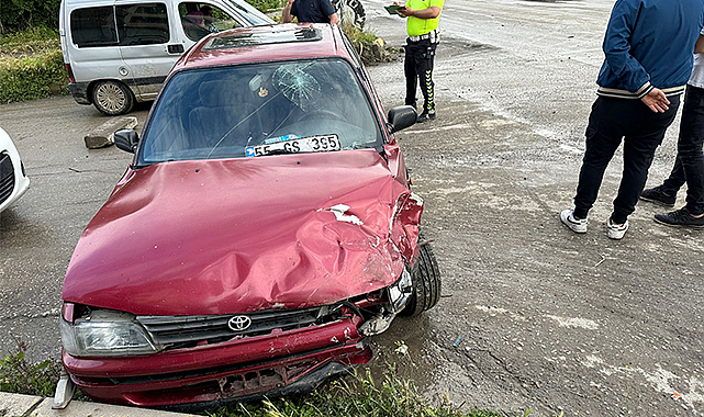 Çarşamba’da iki otomobil çarpıştı