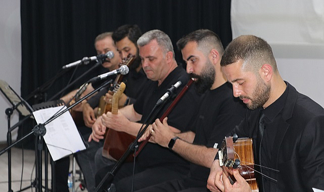 Deprem bölgesindeki kardeş okulları için sahneye çıktılar