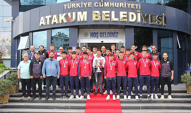 Deveci şampiyonluk kupasını kaldırdı