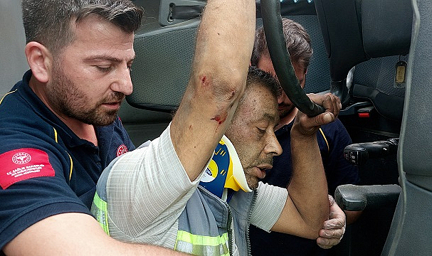 Devrilen kamyonun sürücüsü cam kırılarak çıkarıldı