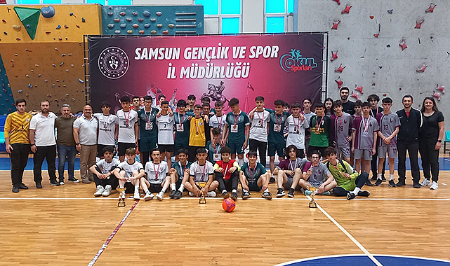 Futsalda birinci Çarşamba Anadolu Lisesi oldu