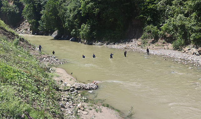Giresun'da ahşap kulübesi heyelan altında kalan kişiyi arama çalışmaları devam ediyor